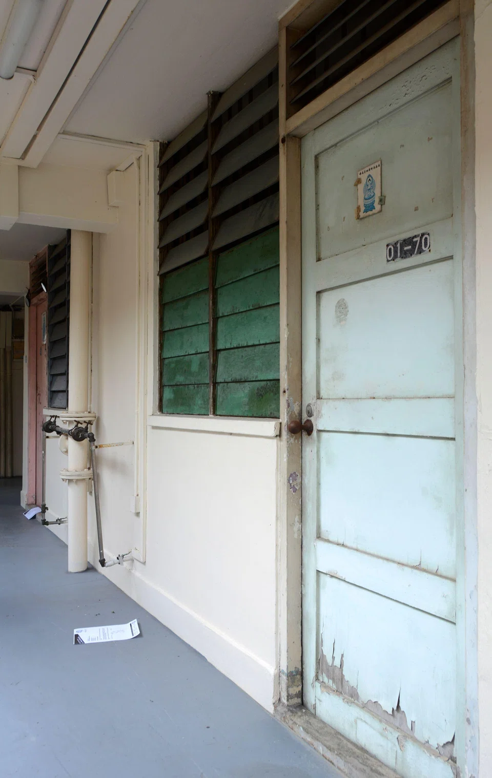 Original fittings such as the 1960s-era doors and window louvres can still be seen around Commonwealth estate.