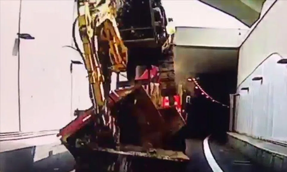 Received video of excavator crash along KPE said to have happened yesterday? It actually took place in September
