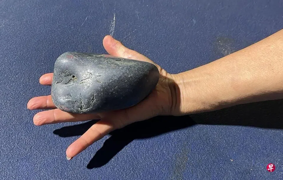 The stone thrown down was about the size of a palm.