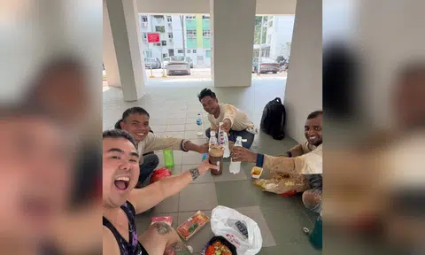 Man joins 3 migrant workers for lunch in Woodlands, moved when one introduces him to his kids on video call