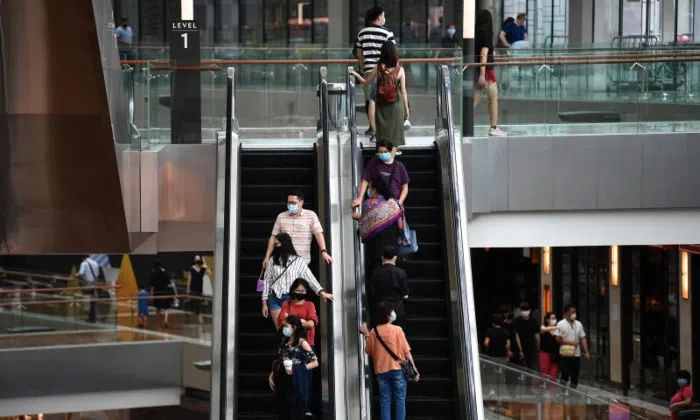 accused-caught-on-escalator-taking-upskirt-videos-of-woman-who-turns