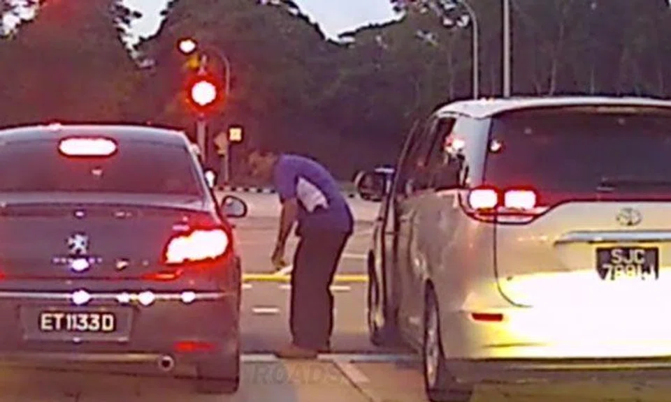 Road rage at Pasir Ris: MPV driver thumps window of sedan over lane-change dispute 