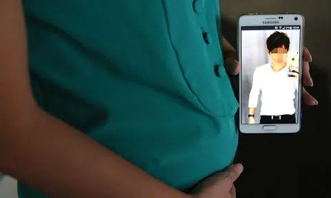 Photo: Lianhe Wanbao. The woman who is four months pregnant insists on going though with the childbirth. 