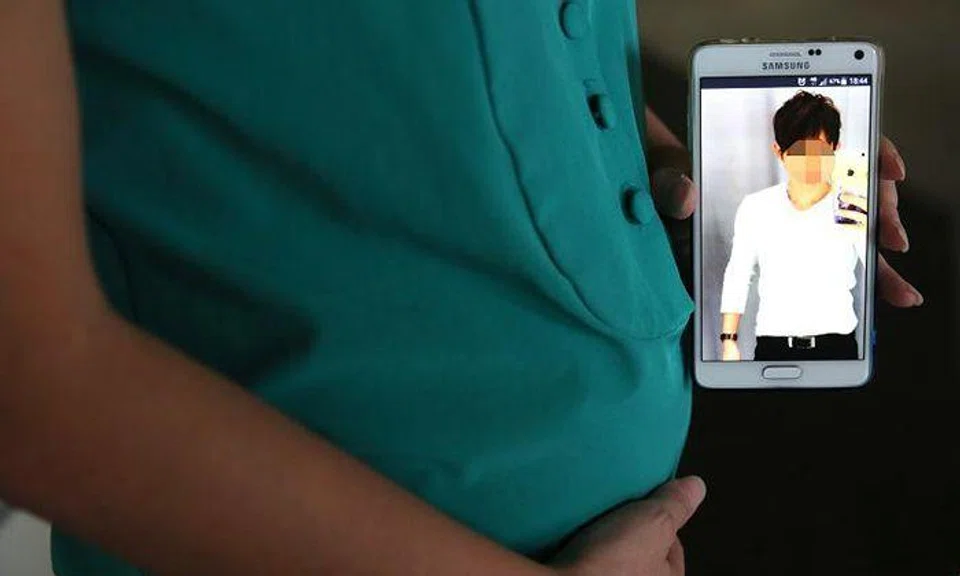 Photo: Lianhe Wanbao. The woman who is four months pregnant insists on going though with the childbirth. 