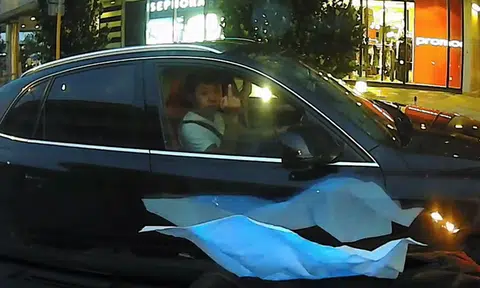 Who's at fault? Audi driver refuses to give way, points middle finger at guy who didn't queue to enter carpark