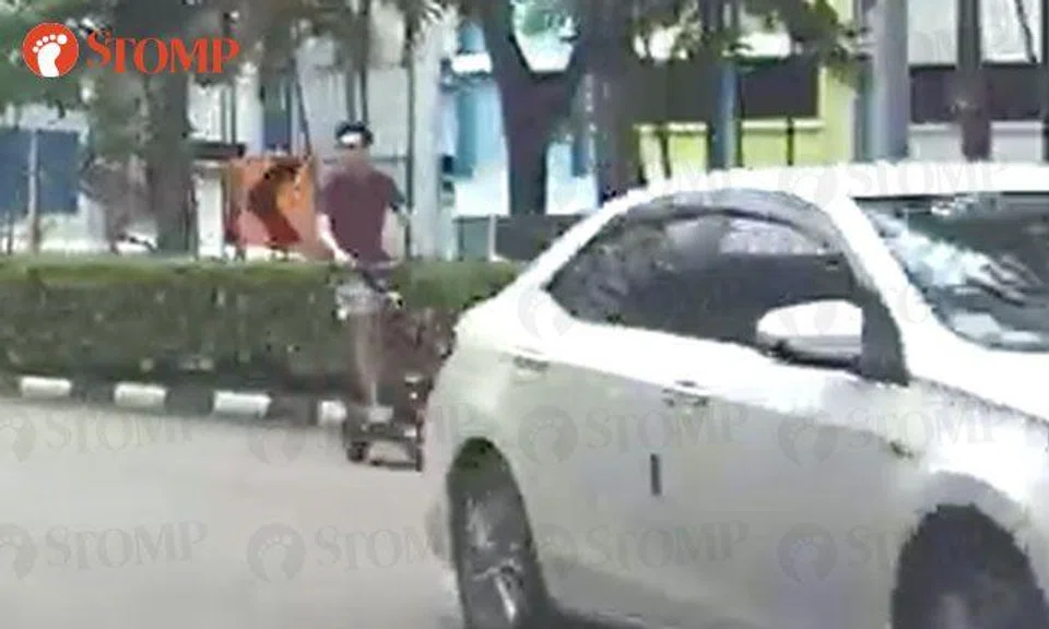Reckless e-scooter rider tailgates car along Woodlands Dr 16