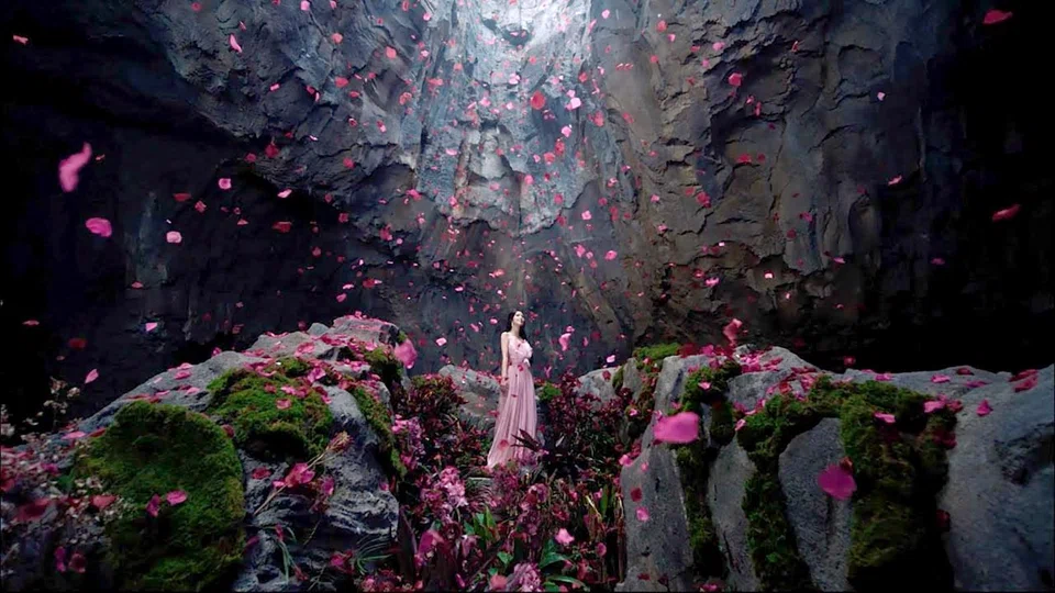 The two-minute 54-second video sees Jisoo singing amidst a lush tropical rainforest, as well as the man-made cave system in Singapore’s fifth wildlife park.
