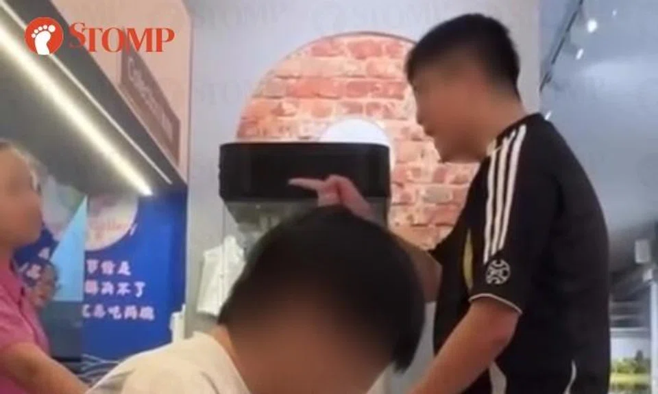 Customer scolds Bugis dessert shop employee until she cries