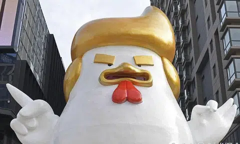 Huge rooster sculpture pops up outside shopping mall in China: Can you guess who's the inspiration behind it?