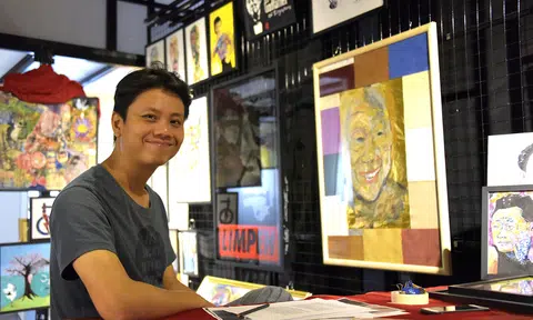Kelvin Tan at The Tao of Lee Kuan Yew art exhibition in 2017, which he organised and featured in.
