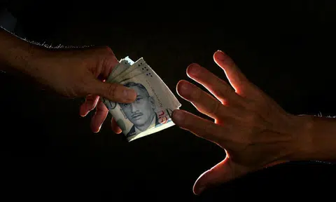 Delivery rider makes police report after he was allegedly "hypnotised" into donating $300 to old man from KL