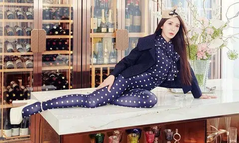 Jamie Chua's vibrant lifestyle extends beyond the digital world and into her daily life. PHOTOS: GAN; STYLING: WINDY AULIA