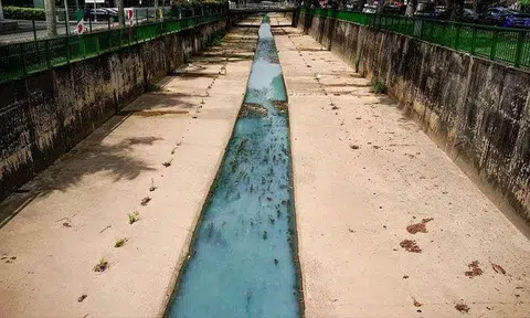 The water along a stretch of the Sungei Kallang subsidiary drain in Toa Payoh North stayed blue for at least 45 minutes. ST PHOTO: EUGENE TAN