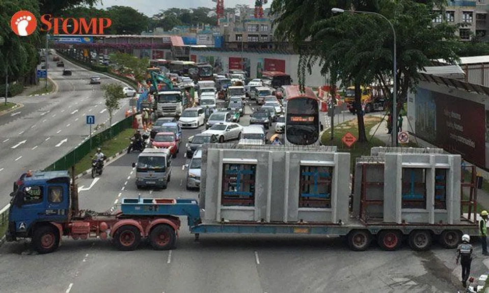 Huge trailer breaks down along Upper Serangoon Road, blocking all 4 lanes and causing massive jam