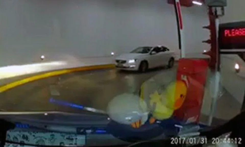 Driver takes going against traffic to a whole new level: But who should give way?