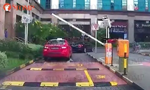 Cabby tailgates car to avoid parking fee in Bukit Batok