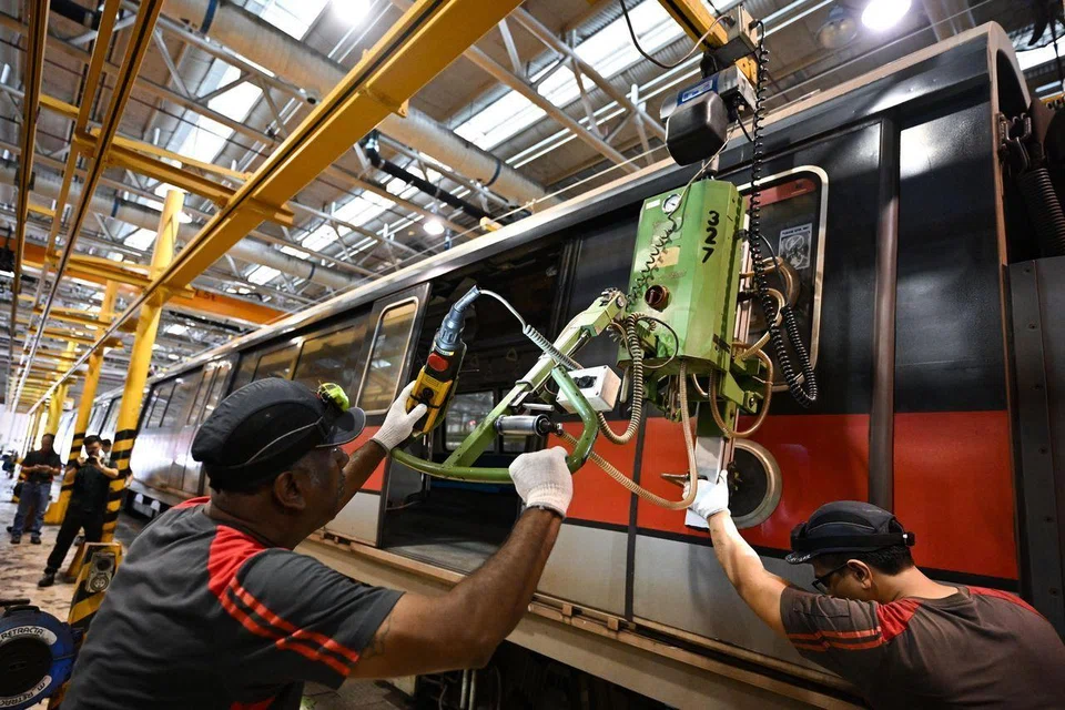 When servicing train doors, engineers check the conditions of the rollers to make sure that the doors can move smoothly, and check the opening and closing speed of the doors. 