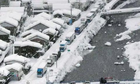 Heavy snow stalls 650 vehicles in Japan