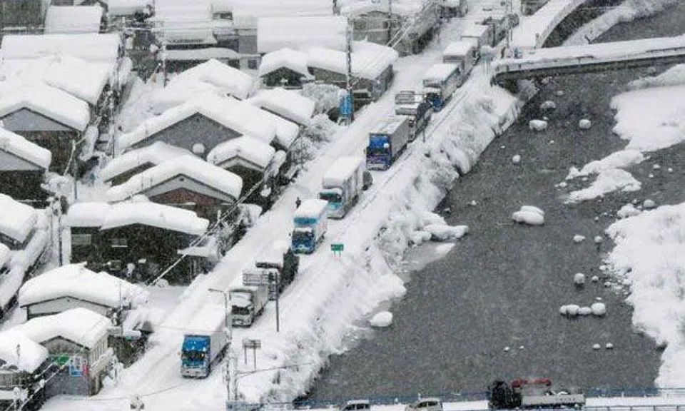 Heavy snow stalls 650 vehicles in Japan