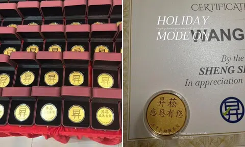 Sheng Siong awards long-serving staff members gold coins 