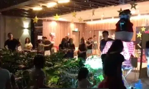 'It felt like I was in Disneyland': Residents enjoy snow display at Citylife condo countdown party in Tampines