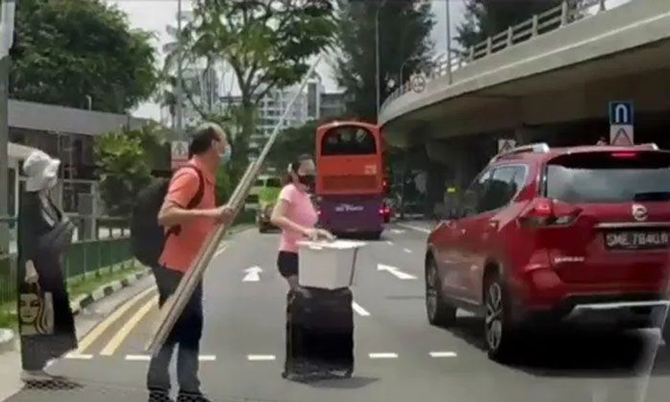 Nissan beats red light and narrowly misses pedestrians along Bukit Timah Road