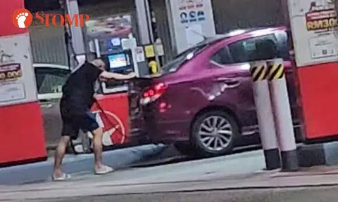 Man pushing Singapore car back and forth at JB petrol station 'xiasuay', says Stomper