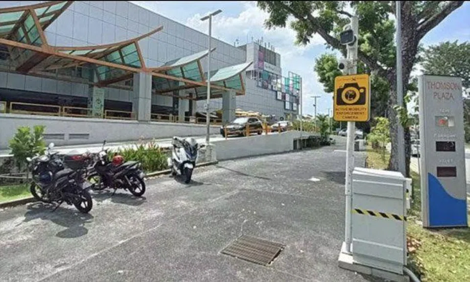 Riders tend to park on the path outside the mall. PHOTO: SHIN MIN DAILY NEWS