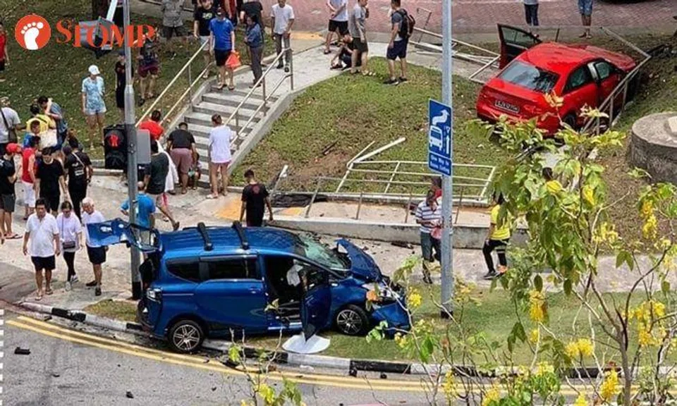 3 kids and 1 driver taken to hospital after 2-car accident in Hougang