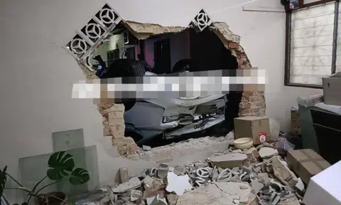 S'pore-registered car crashes into several houses in JB, driver taken to hospital