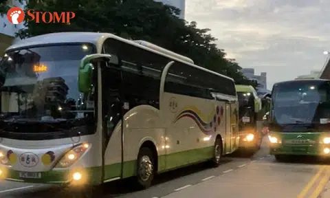 Private bus blocks road at Jurong East pick-up point, driver ignores people asking him to move