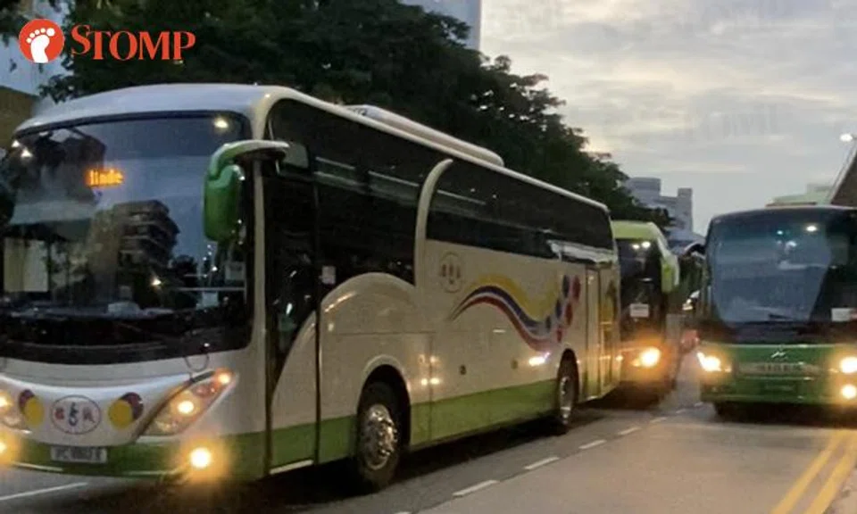 A private bus operator refused to give way to other vehicles amidst heavy traffic at Venture Drive around Jurong East.

