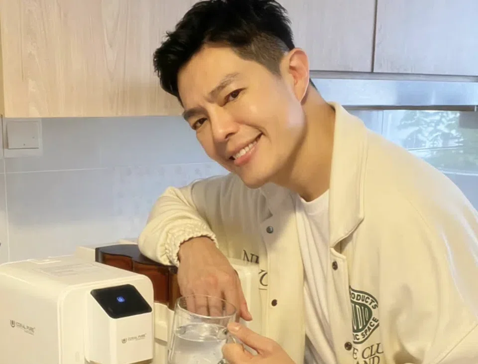 Zhang Yaodong has been accused of carrying on with both and women.