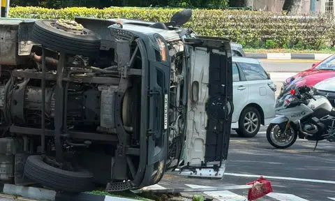 garbage truck Yishun overturns