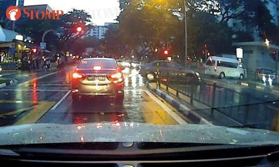 Impatient driver makes dangerous manoeuvre for illegal u-turn in Clementi
