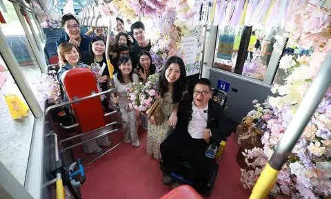 Alister Ong and Jasmine Kurniawan celebrating his marriage proposal on board Tower Transit’s wedding bus.