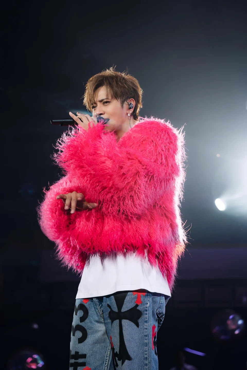 One highlight of Taiwanese singer Show Lo's concerts is his banter, not only with the audience, but also with his backup dancers.