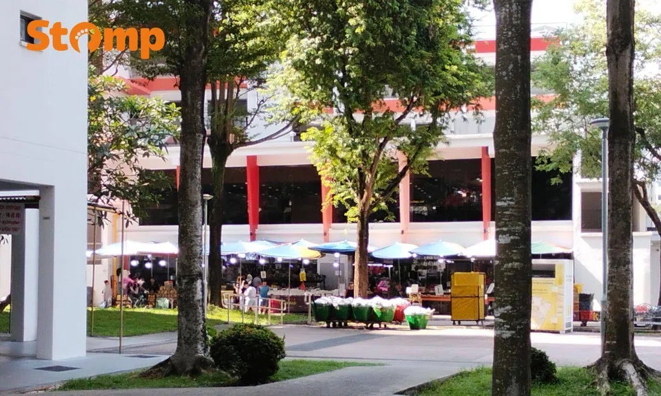 Sengkang resident claims durian stalls block market entrance, seller asks for understanding