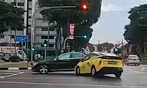 Cabby beats red light on Rochor Rd and crashes into car