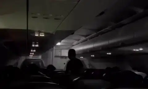 Passengers stuck on AirAsia plane for half hour without electricity and aircon at Changi Airport