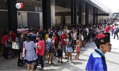 Hundreds queue to get their drinks at the new Gong Cha outlet at SingPost Centre on Dec 1.ST PHOTO: KEVIN LIM