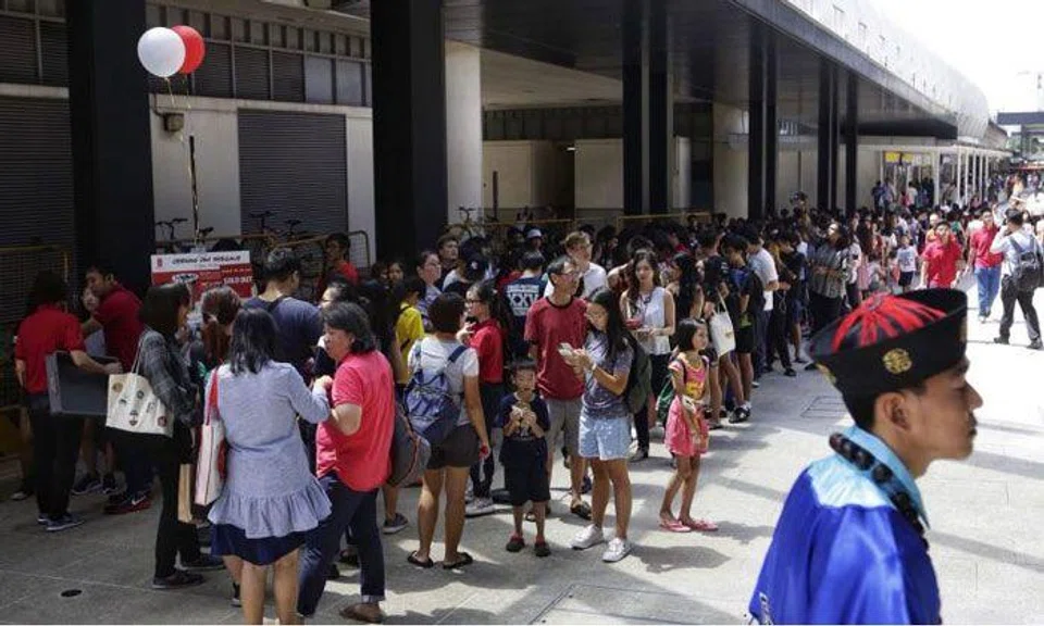 Hundreds queue to get their drinks at the new Gong Cha outlet at SingPost Centre on Dec 1.ST PHOTO: KEVIN LIM