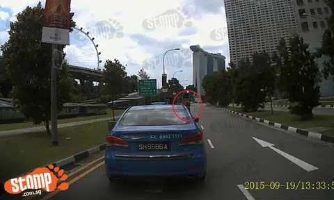 Cabby recklessly cuts into Stomper's lane, jams on brakes twice and waves middle finger at Temasek Ave