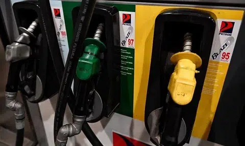 A Singapore-registered car was seen refuelling RON95 at a petrol station in Johor Baru a few days ago.