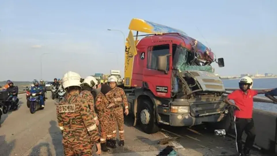 A chemical tank fell off a lorry into the sea from the Second Link bridge near Gelang Patah in Johor, Malaysia, on July 24.