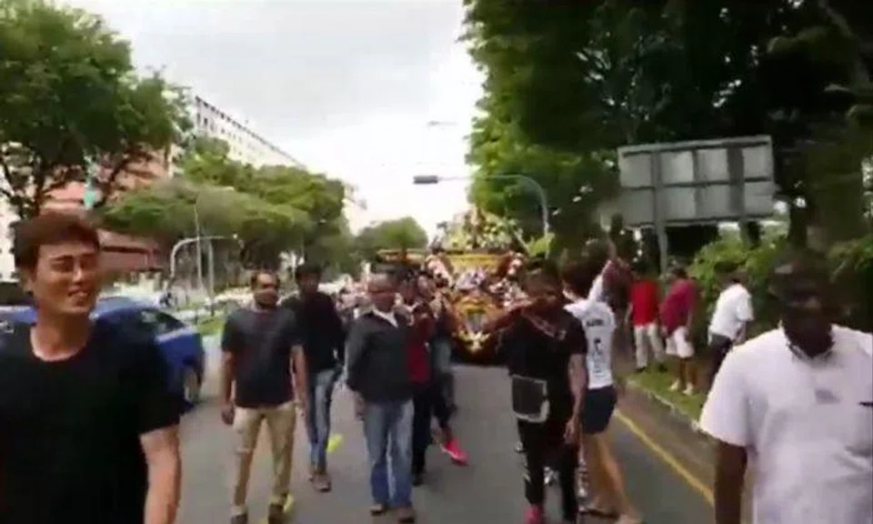 Another group yells gang slogans at funeral, 5 days after police arrest 7 for similar incident at Kim Tian Rd