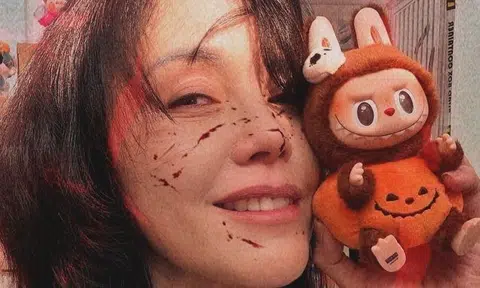 Actress Zoe Tay posted on her social media on Oct 31 photos of herself with a Halloween-themed Labubu doll, which had a skull on its head and wore a jack o'lantern costume.