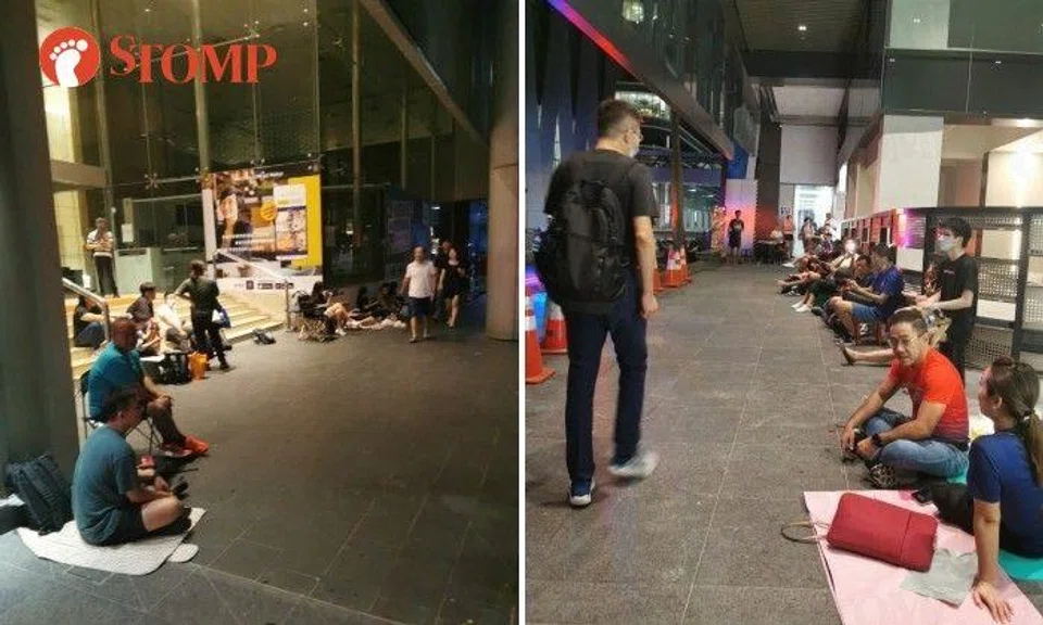 Stomper Jeremy shared photos of the "ridiculously long" line snaking from the entrance of 80 Robinson Road, where the Chinese Visa Application Service Centre is located.
