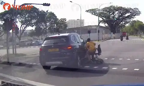 PMA user ignores red man, crashes into BMW at Ang Mo Kio junction and rides off