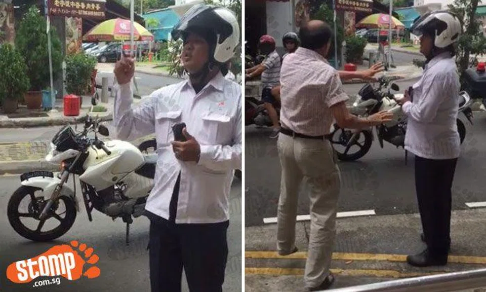 Parking warden or king of the road? See how he parks bike right in the middle of Seng Poh Rd, causing jam